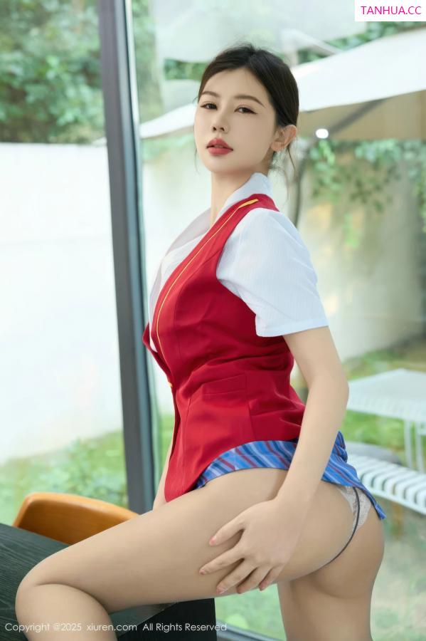 尹甜甜  [XiuRen]高清写真图 2025.08.28 No.10703 尹甜甜 乘务员制服第10张图片